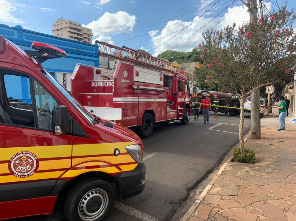 Foto 2 de 2 — Carro tomba após acidente com outros veículos no Centro de Araraquara